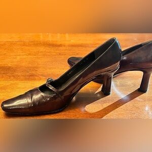 Stuart Weitzman Dress Shoes Ladies Size 7.5 Vintage Design Super Trending Class